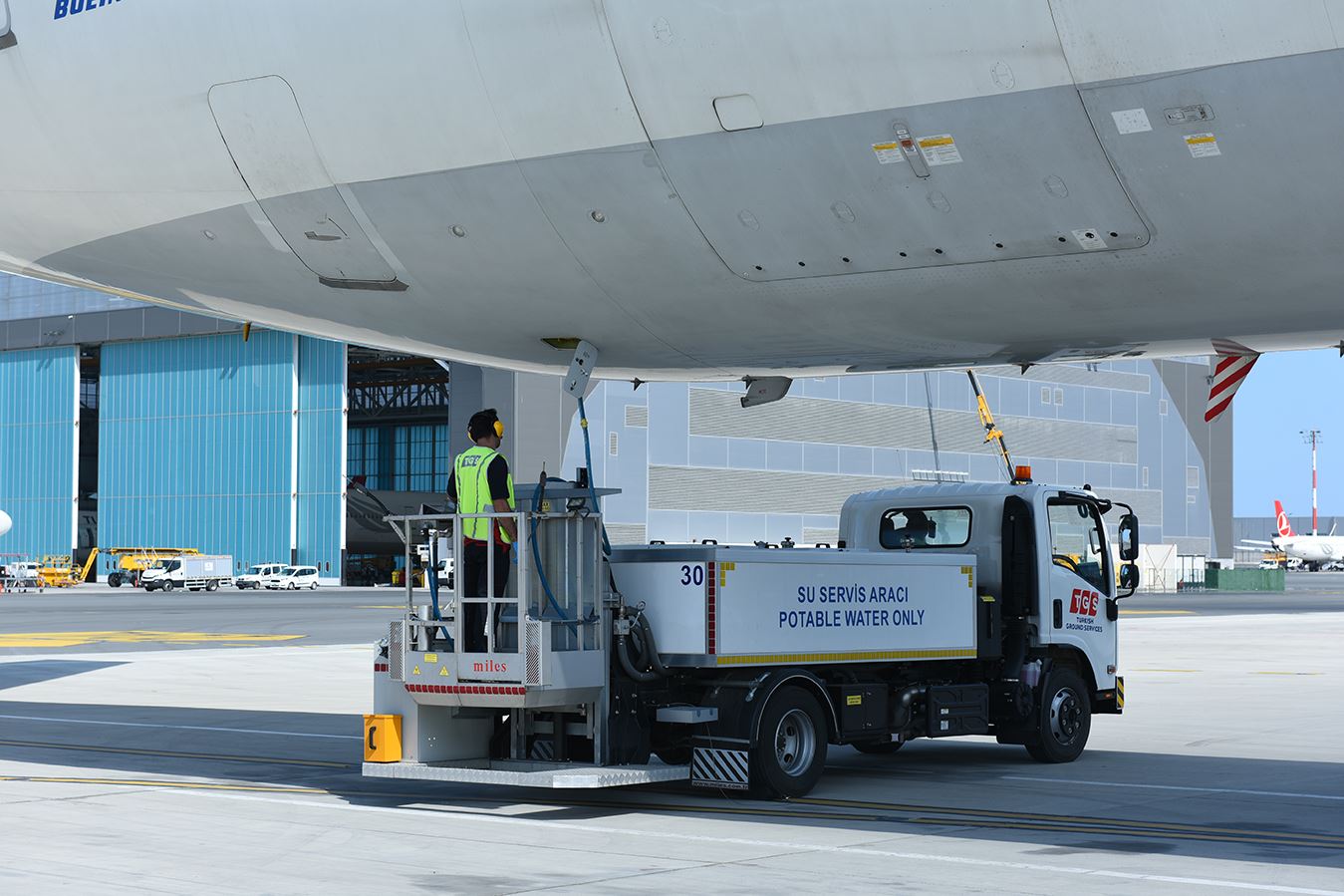 Uçak Su Servis Aracı, Su Servis Aracı